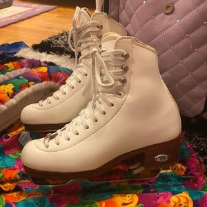 Riedell Figure Skates Girls Size 2 Comes W/ Guards